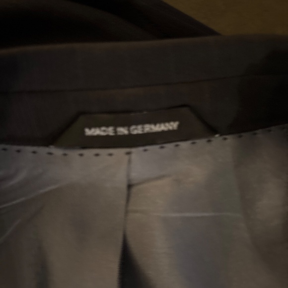 Hugo Boss 130s Suit - Picture 3 of 8